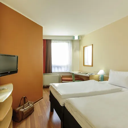 Ibis Hauptbahnhof Hotel 2*
