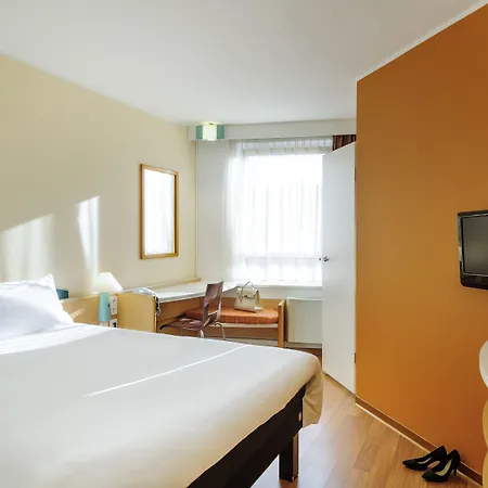 Готель Ibis Hauptbahnhof 2*