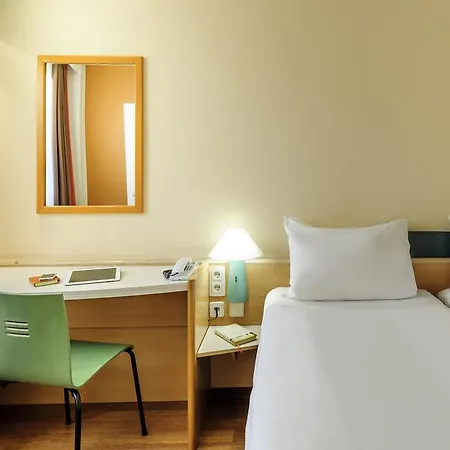 Готель Ibis Hauptbahnhof 2*