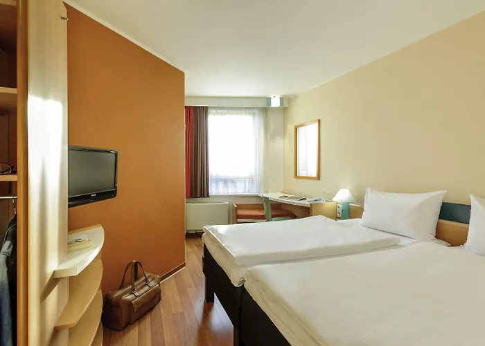 Ibis Hauptbahnhof Hotel 2*